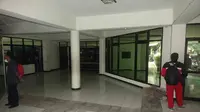 Puluhan tekel lantai di ruang utama mes Persebaya terlepas. (Bola.com/Zaidan Nazarul)