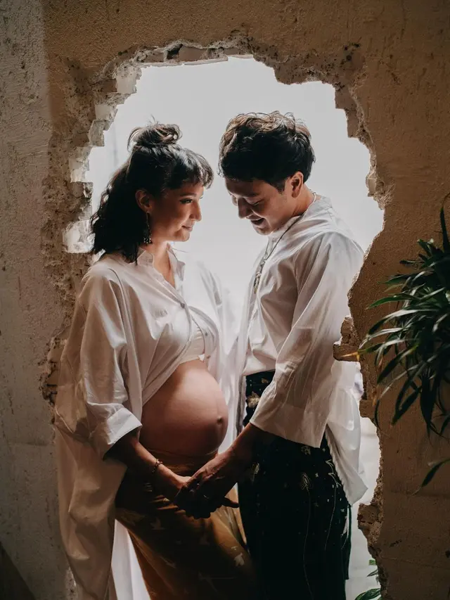6 Maternity Shoot Terbaru Nadine Chandrawinata, Tampil Serasi dengan Dimas Anggara