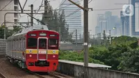 KRL saat melintas di Stasiun Juanda, Jakarta, Rabu (20/11/2019). Penambahan jumlah perjalanan KRL pada triwulan pertama pemberlakuan Gapeka 2019 ini sebanyak 86 rangkaian dan 906 perjalanan KRL dengan total sarana yang dioperasikan yaitu 1.100 unit kereta. (merdeka.com/Iqbal S. Nugroho)