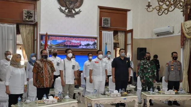 Bupati Cilacap mengumumkan pemberlakukan PPKM Darurat. (Foto: Liputan6.com/Kominfo Cilacap)