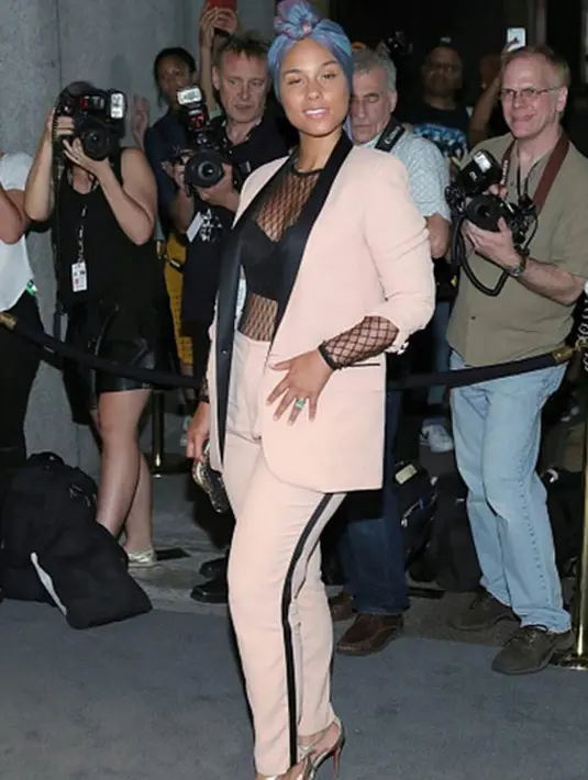 Makeup yang tak berlebihan ternyata memang sangat cocok untuk wajah Alicia Keys. Pasalnya pemilik warna kulit sawo matang ini terlihat lebih natural dan terkesan eksotis dengan penampilannya seperti itu. (Instagram/aliciakeys)