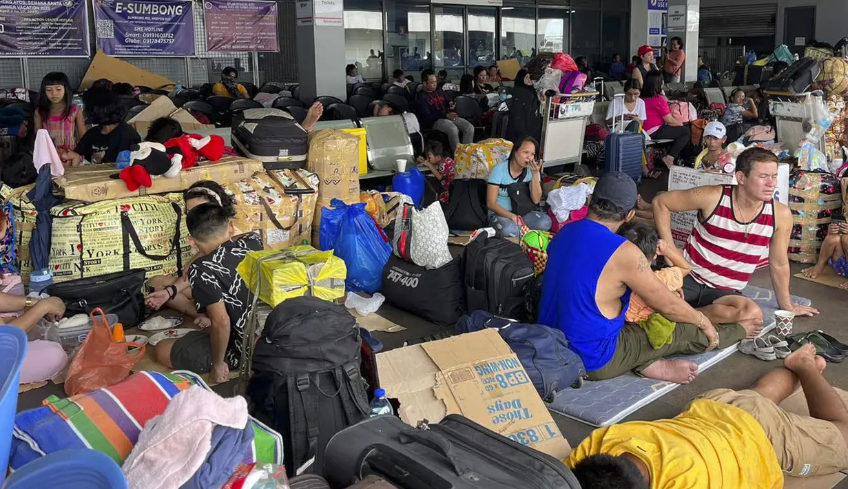 Banjir juga dilaporkan terjadi di kota-kota pesisir Lallo, Pamplona dan Claveria. Belum ada laporan mengenai korban jiwa. (Philippine Coast Guard via AP)