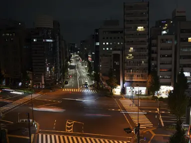 Persimpangan terlihat setelah gempa bumi kuat melanda daerah metropolitan di Tokyo, Kamis (7/10/2021). Gempa bumi kuat berkekuatan 6,1 skala Richter telah mengguncang daerah Tokyo, tetapi para pejabat mengatakan tidak ada bahaya tsunami. (AP Photo / Eugene Hoshiko)