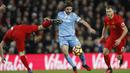 2. Gelandang Stoke, Joe Allen, berusaha melewati hadangan pemain Liverpool pada laga Premier League di Stadion Anfield, Inggris, Selasa (27/12/2016). (Reuters/Carl Recine)