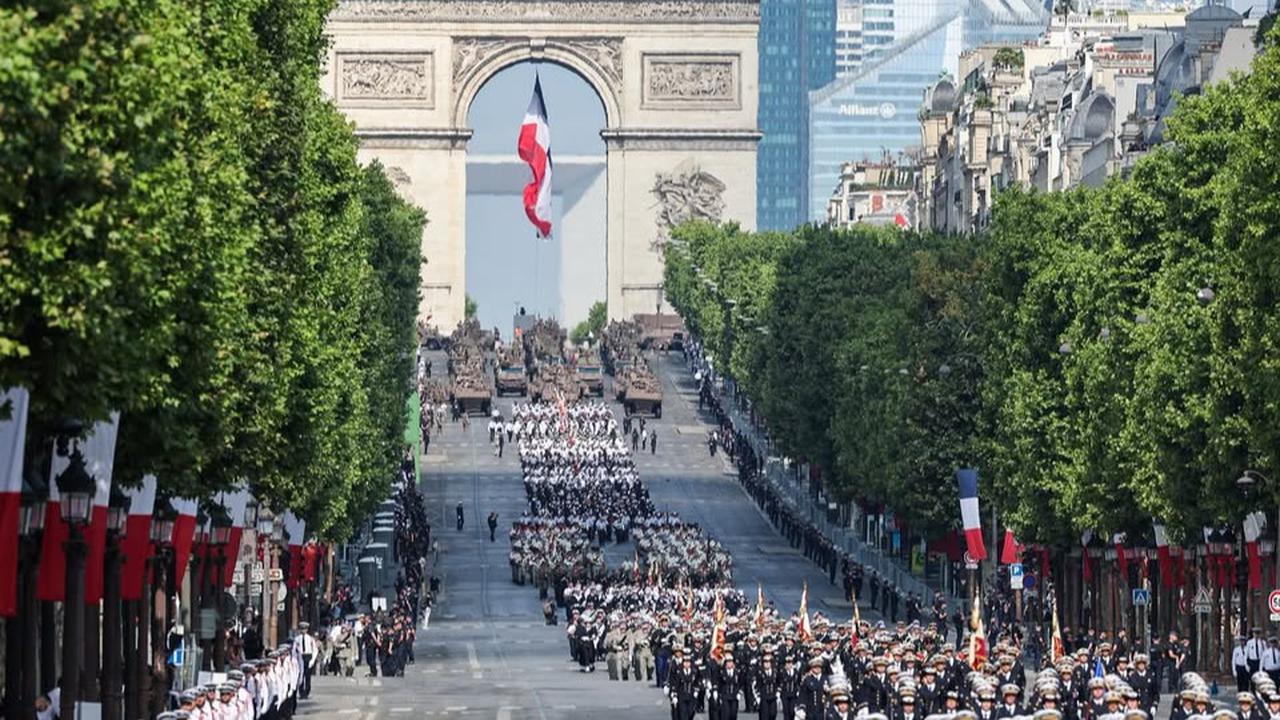 VIDEO: Tentara Prancis Luka Berdarah Tetap Gagah Pegang Pedang Depan Macron & Prabowo di Bastille Day