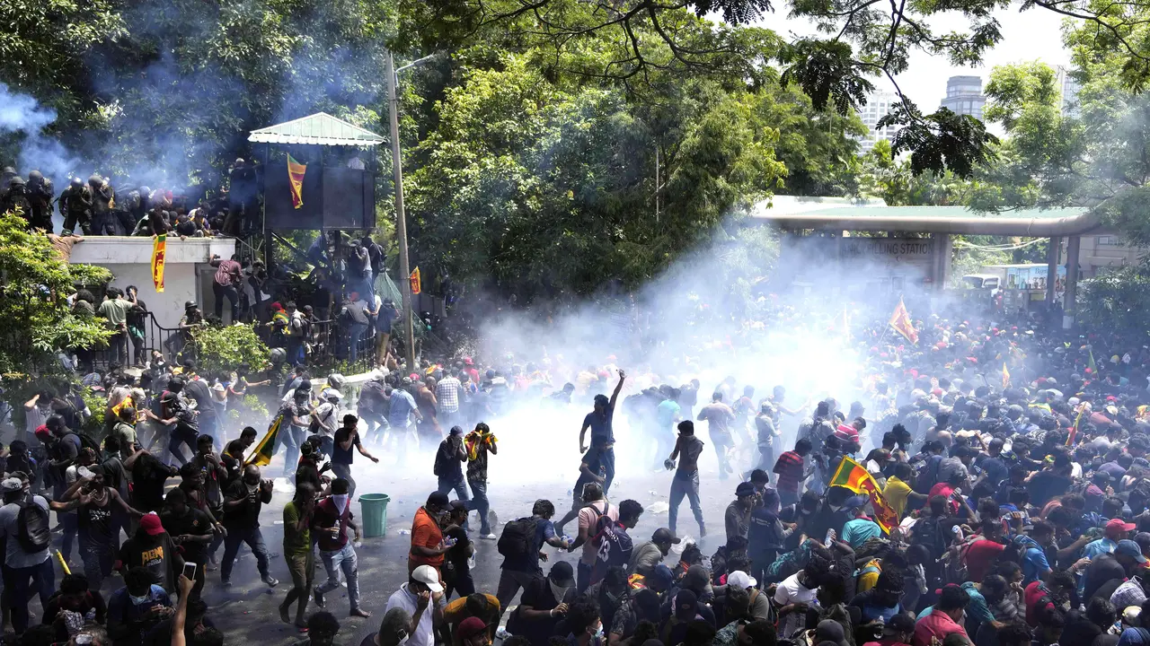 Pengunjuk Rasa Serbu Kantor Perdana Menteri Sri Lanka Ranil Wickremesinghe