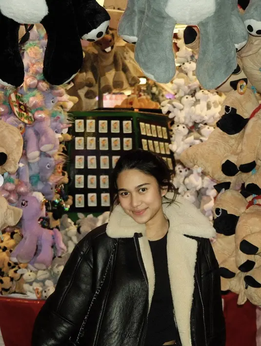 Bergaya edgy, jaket shearlink juga mengoptimalkan gaya Azizah. [Foto: Instagram/ Azizah Salsha]