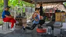 Atlet angkat besi Olimpiade Filipina, Hidilyn Diaz mengikuti sesi latihan di Jasin, kota Malaka pada 21 Mei 2021. Diaz yang terpaksa tinggal di Malaysia bertekad situasi tidak akan menghalangi cita-citanya menjadi peraih medali emas Olimpiade pertama dari Filipina (Mohd RASFAN/AFP)