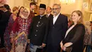 Gubernur DKI Jakarta Anies Baswedan (dua kiri) serta istri Fery Farhati Baswedan (kiri) foto bersama tamu undangan dalam Malam Resepsi HUT ke-491 Kota Jakarta di Balai Kota Jakarta, Jumat (22/6). (Liputan6.com/JohanTallo)