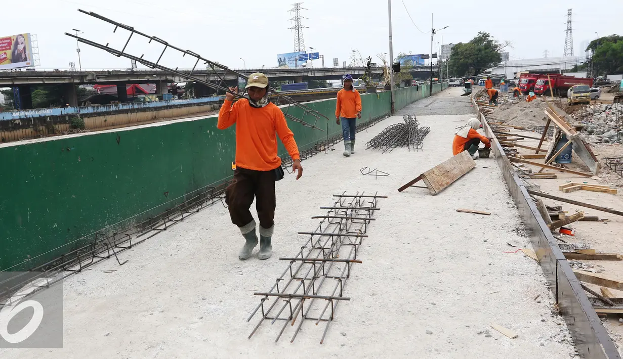 Pekerja mengangkat besi saat pengerjaan proyek penataan ulang Kalijodo, Jakarta, Jumat (18/3). Setelah dihancurkan kawasan dengan luas lahan 2,5 hektar di Kalijodo akan digunakan untuk RPTRA. (Liputan6.com/Gempur M Surya)