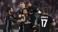 Para pemain Real Madrid merayakan gol Marcelo saat melawan Bayern Munchen pada leg pertama semfinal Liga Champions di Allianz Arena, Munich, (25/4/2018). Real Madrid menang 2-1. (Sven Hoppe/dpa via AP)