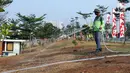 Salah satu petugas melakukan penyiraman taman di area RTH/RPTRA Kalijodo, Jakarta. Selasa (24/7). Sebelumnya, warganet ramai membahas di media sosial ihwal kondisi RTH dan RPTRA Kalijodo yang terlihat terbengkalai. (Liputan6.com/Helmi Fithriansyah)