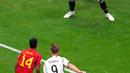 <p>Pemain Jerman Niclas Fullkrug mencetak gol ke gawang Spanyol pada pertandingan sepak bola Grup E Piala Dunia 2022 di Stadion Al Bayt, Al Khor, Qatar, 27 November 2022. Pertandingan berakhir imbang 1-1. (AP Photo/Ricardo Mazalan)</p>