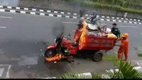 Motor pengangkut sampah terbakar siang tadi di Tanah Abang.