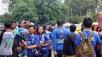 Ratusan bobotoh Persib sudah hadir di Stadion Siliwangi untuk memeriahkan peluncuran tim Persib. Mereka juga ingin membuktikan kebenaran apakah Zulham Zamrun turut dikenalkan sebagai bagian Persib. (Bola.com/Permana Kusumadijaya)