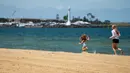 Warga mengunjungi Pantai St Kilda di Melbourne, Australia, pada 9 Desember 2020. Kehidupan pantai kembali terlihat setelah Melbourne mengakhiri masa pemberlakuan lockdown COVID-19 pada November lalu, yang berlangsung selama hampir empat bulan. (Xinhua/Hu Jingchen)