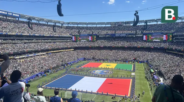 Ribuan suporter memenuhi tribun MetLife Stadium di East Rutherford, New Jersey, Amerika Serikat, menjelang laga fase grup Piala Dunia 2026 antara Timnas Prancis dan Senegal. Upacara pembukaan diawali dengan pembentangan bendera raksasa kedua negara di tengah lapangan. MetLife Stadium yang menjadi lokasi pertandingan ini juga dipercaya sebagai venue partai final Piala Dunia 2026. (KLY Sports/Hery Kurniawan)