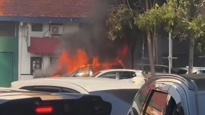 Kebakaran Mobil Listrik di Tebet, Asap Hitam Membumbung