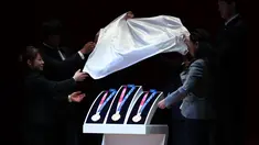 Medali Olimpiade Tokyo 2020 resmi diumumkan kepada publik saat seremoni untuk merayakan momen satu tahun jelang Olimpiade di Tokyo, Rabu (24/7/2019). Medali yang didesain Junichi Kawanishi itu berdiameter 85 mm dan dihiasi gambar dewi Yunani, Nike serta logo Olimpiade. (Behrouz MEHRI/AFP)