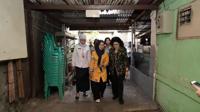 Menkes Nila Moeloek kunjungi keluarga petugas KPPS yang meninggal di Pancoran, Jakarta Selatan pada Rabu (15/5/2019) (Istimewa)