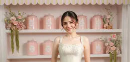 Di tengah suasana serba pink yang lembut, penampilan Syifa Hadju justru tampil stand out sebagai calon pengantin. [@rollportraits].