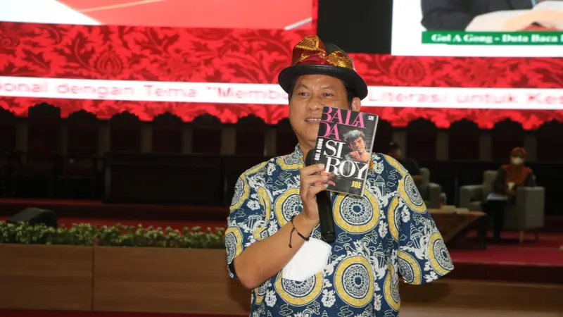 Duta Baca Indonesia Gol A Gong memberikan materi di acara Safari Literasi Nasional di Auditorium Universitas Jember. (istimewa)