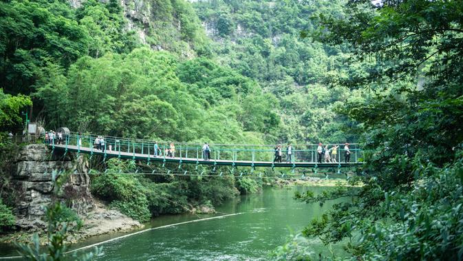 Para wisatawan mengunjungi lokasi wisata Air Terjun Huangguoshu di Anshun, Provinsi Guizhou, China barat daya, pada 16 Mei 2020. Air Terjun Huangguoshu menjadi destinasi favorit wisatawan lokal dan para traveler asing yang bertandang ke China. (Xinhua/Tao Liang)