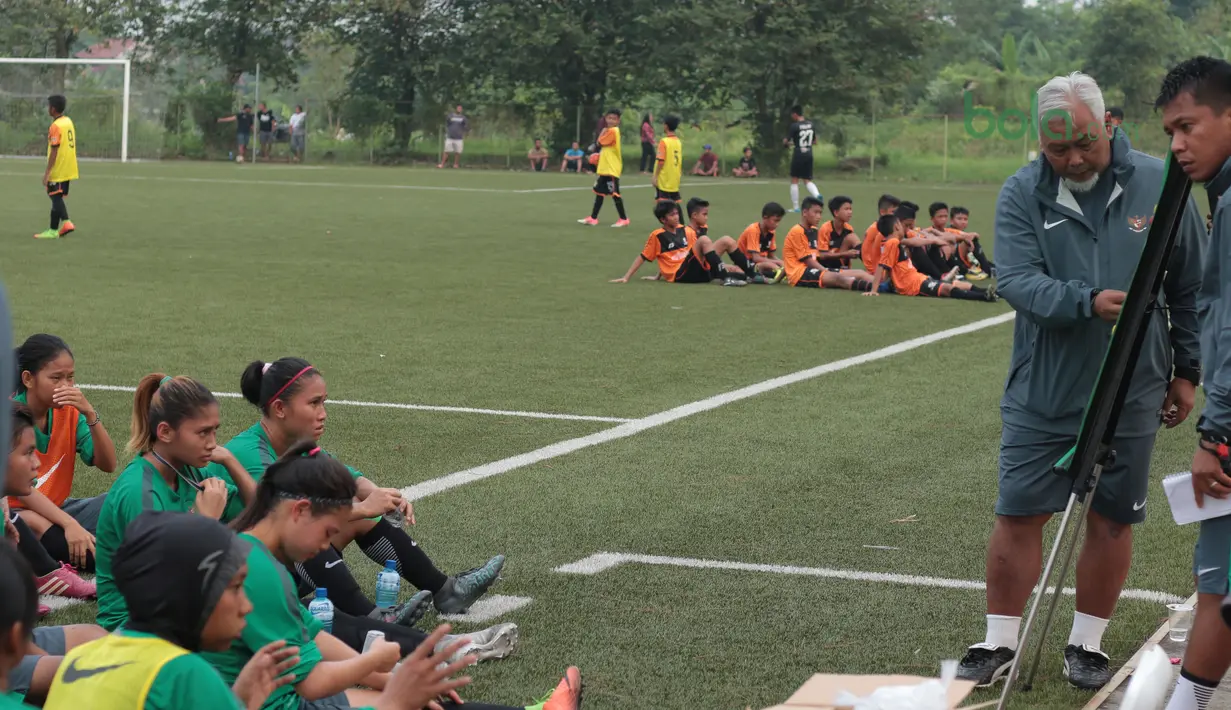 Para pemain Timnas Wanita Indonesia mendengar arahan pelatih Satya Bagja (2kanan) saat melawan Villa 2000 pada laga uji coba di Lapangan Sawangan, Depok, Kamis (19/4/2018). Timnas Wanita Indonesia kalah 1-2. (Bola.com/Nick Hanoatubun)