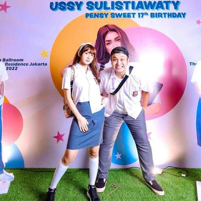 Potret 6 Pasangan Artis Pakai Seragam SMA di Ultah Ussy Sulistiawaty, Bak ABG