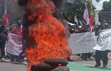 Massa Demo Pro dan Kontra Hak Angket Ricuh di Depan DPR, Saling Dorong dan Lempar Botol