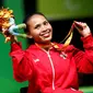 Atlet angkat berat, Ni Nengah Widiasih, mempersembahkan medali pertama untuk Indonesia pada ajang Paralimpiade Rio 2016 di Pavilion 2 Rio Centro, Brasil, Jumat (9/9/2016) dini hari WIB. (Reuters/Ueslei Marcelino)