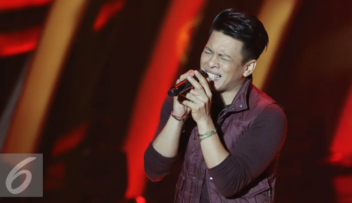 Vokalis Noah, Ariel saat membawakan lagu dalam konser The Biggest Concert Noah 'Sings Legends'  di Jakarta, Kamis (19/5). Konser ini akan menjadi saksi NOAH meluncurkan album terbaru bertajuk Sings Legend. (Liputan6.com/Herman Zakharia)
