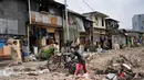 Warga beraktivitas di sisa gusuran bangunan di Kali Sekretaris, Kampung Rawa, Jakarta, Selasa (17/11). Warga menyesalkan sikap Gubernur Ahok yang pernah menjanjikan tak akan ada penggusuran sebelum mendapat kunci rumah susun. (Liputan6.com/Gempur M Surya)