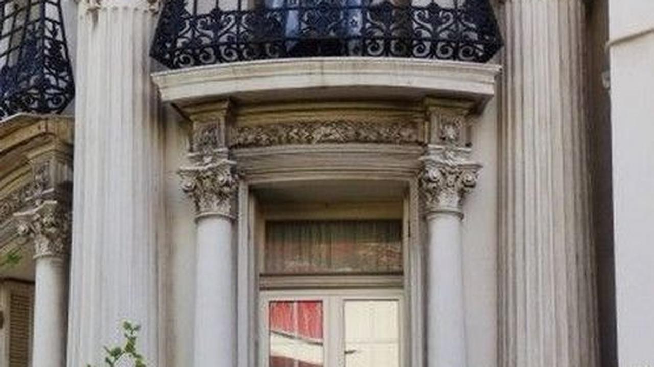 6. Jendela Klasik Eropa dengan Balkon<br>