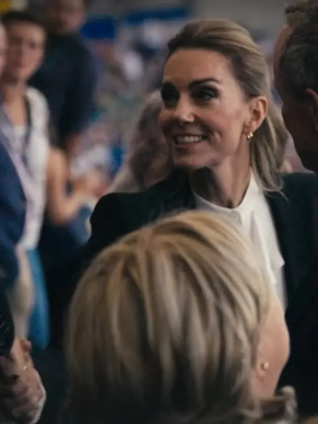 Tanpa Rambut Pirang, Kate Middleton Tampil Menawan dengan Brunette Half Up Do di Pertandingan Piala Dunia Rugby Inggris