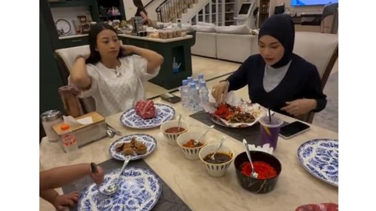 6 Potret Dapur dan Meja Makan di Rumah Aaliyah Massaid saat Bukber Geng Artis