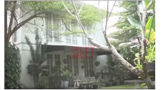 Begini potret rumah Yuni shara dari luar, terlihat begitu rindang dan banyak pepohonan yang tumbuh di sana.