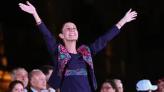 Kandidat presiden Meksiko dari partai Morena, Claudia Sheinbaum merayakan hasil pemilihan umum di Zocalo Square, Mexico City, pada tanggal 3 Juni 2024. (Pedro Pardo/AFP)