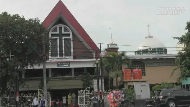 Di Tanjung Priuk, masjid dan gereja menyatu, hanya terpisah oleh dinding. Di saat momen hari raya para pengurus rumah ibadah saling bantu