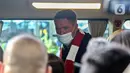 Mantan pemain sepak bola asal Inggris Michael Owen saat tiba di Bandara Soekarno Hatta, Tangerang, Banten, Selasa (20/8/2022). Platform OTT yang aktif menyiarkan kompetisi olahraga akbar sengaja mendatangkan Owen untuk makin mendekatkan euforia Liga Inggris musim 2022/2023 kepada para penggemar. (Liputan6.com/Johan Tallo)