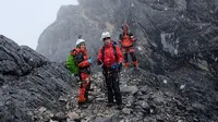 Setelah melakukan perjalanan berhari-hari, tim ekspedisi 7 Summits Indonesia in 100 Days akhirnya berhasil menapaki Puncak Cartensz. (13/1). Cartensz merupakan salah satu gunung tertinggi di dunia. (Dok. Tim Ekspedisi 7 Summits Indonesia in 100 Days)