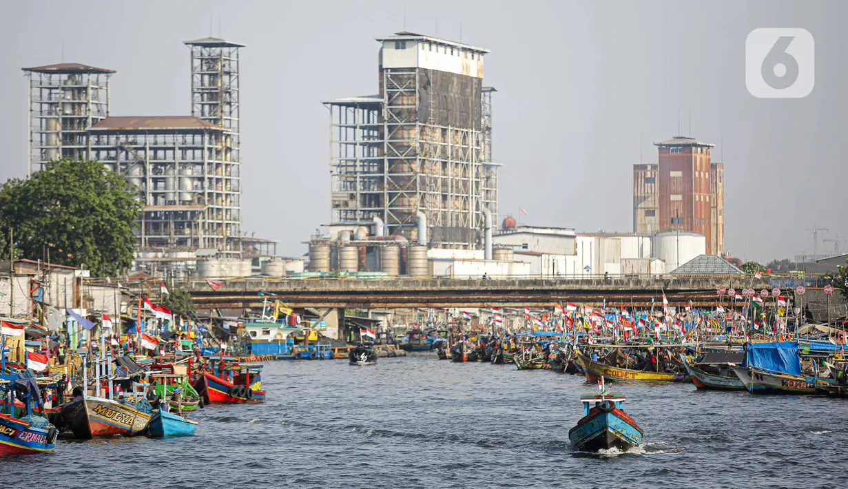 <p>Aktivitas masyarakat di kawasan Cilincing, Jakarta, Selasa (2/8/2021). Lembaga Antariksa Amerika Serikat (NASA) memperkirakan wilayah Jakarta bagian Utara akan tenggelam akibat kenaikan permukaan air laut imbas pemanasan global dan pencairan lapisan es. (Liputan6.com/Faizal Fanani)</p>