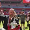 Pelatih Manchester United, Erik ten Hag dengan trofi Piala FA usai mengalahkan Man City di final, Sabtu (25/5/2024). (AP Photo/Ian Walton)