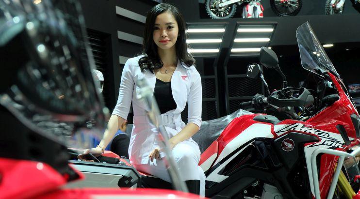 Pose usher di samping motor di ajang GIIAS 2017 di Indonesia Convention and Exhibition (ICE), Kawasan BSD City, Tangerang Selatan. (Septian/Liputan6.com)