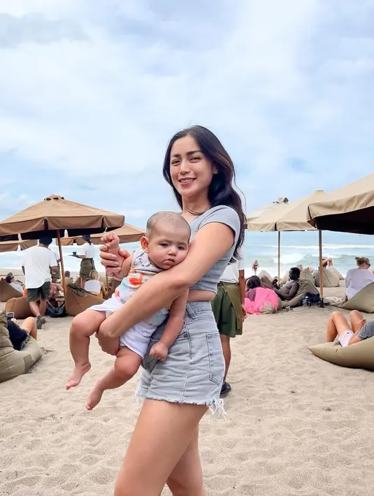 Jessica Iskandar dan Vincent Verhaag menikmati momen merawat sang malaikat kecil bernama Don. [Instagram @donverhaag]