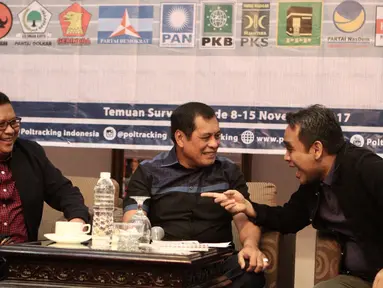 Sekjen PDIP, Hasto Kristiyanto (kiri), Ketua Harian DPP Partai Golkar, Nurdin Halid (tengah) dan Sekjen Partai Gerindra, Ahmad Muzani saat Evaluasi Pemerintahan Jokowi-JK dan Meneropong Peta Elektoral 2019, Minggu, (26/11). (Liputan6.com/Fery Pradolo)