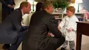 Gemas banget! Prince George pakai handuk mandi saat bertemu Presiden Barack Obama dan Michelle Obama di tahun 2016! (Cosmopolitan)