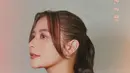 Rambut kuncir kuda bergelombang dengan tambahan poni di samping kiri dan kanannya, gaya rambut satu ini cocok dengan Prilly Latuconsina. Rambut yang diikat menjadi satu ke belakang, perlihatkan kecantikan dan pesona bintang web series My Lecturer My Husband ini dari angle foto samping. (Liputan6/IG/@prillylatuconsina96)