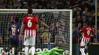 Penjaga gawang Barcelona Marc-Andre ter Stegen melakukan penyelamatan saat pertandingan sepak bola La Liga Spanyol antara Barcelona dan Athletic Club di stadion Camp Nou di Barcelona, Spanyol, Minggu, 23 Oktober 2022. (AP Photo/Joan Monfort)
