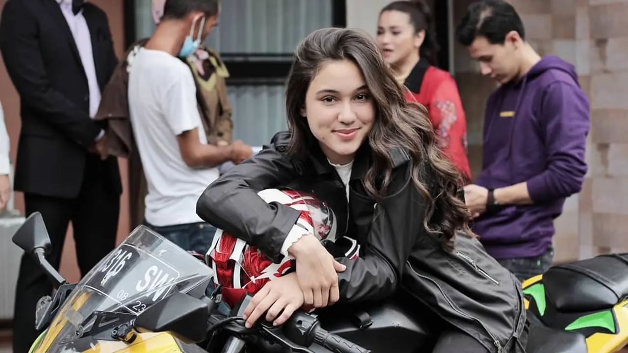 Totalitas Dalam Berakting, Ini 6 Potret Yasmin Napper saat Naik Motor Gede